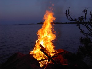 Midsummer_bonfire_in_Pielavasi,_Finland